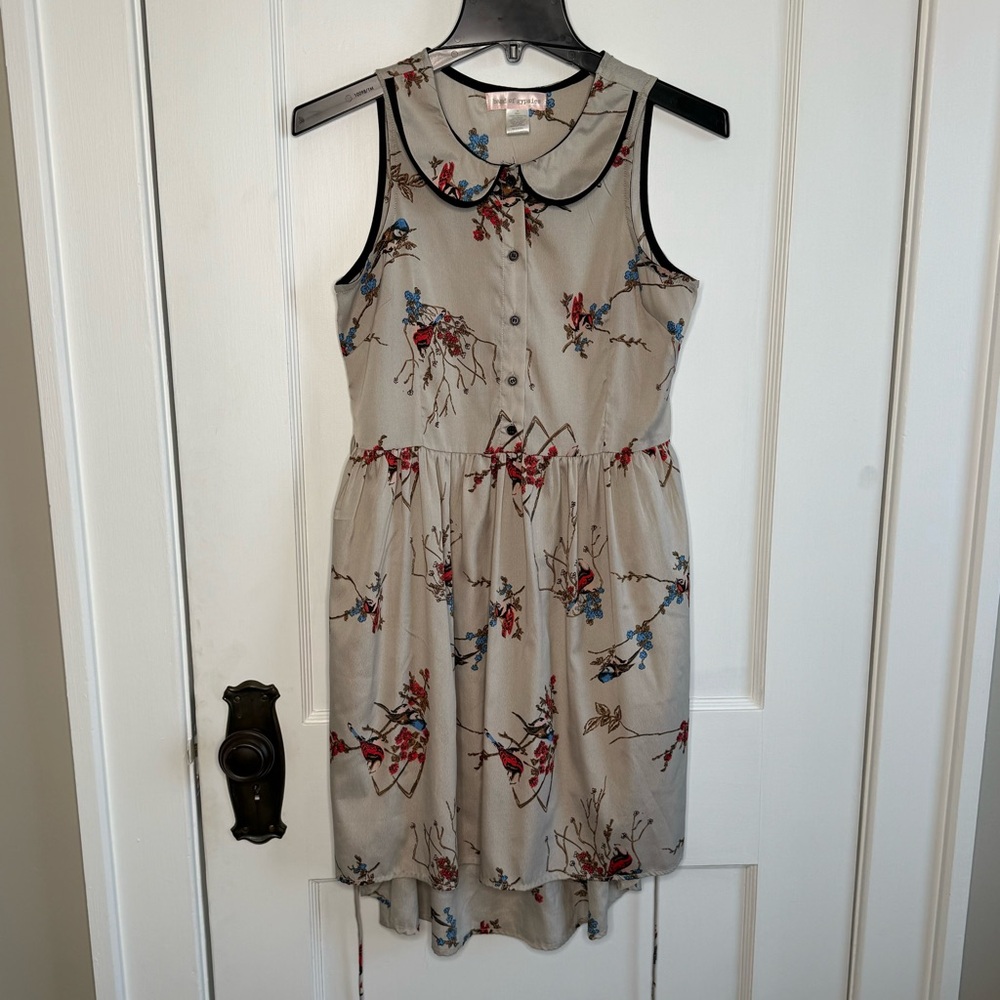 BAND OF GYPSIES | Peter Pan Collar Bird Print Graphic Sleeveless Dress Beige Tan - Picture 2 of 5